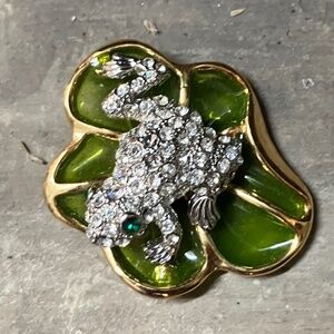 Vintage brooch rhinestone frog sitting on a green lilly pad   2” across